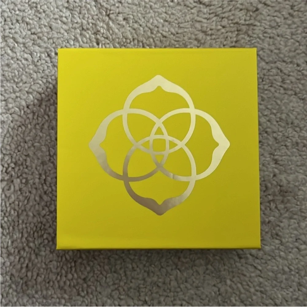 New in box Kendra Scott Maize earrings in silver with purple glass - Picture 4 of 5